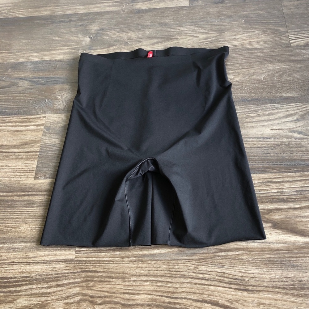 Spanx Lightweight High Waisted Shapewear Shorts Large Black 7”